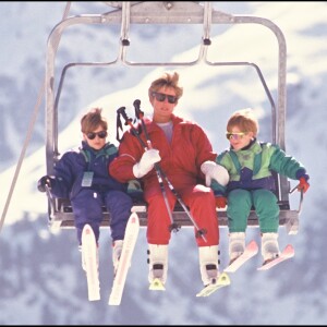La princesse Diana avec ses fils le prince William et le prince Harry aux sports d'hiver à Lech en Autriche en avril 1991.