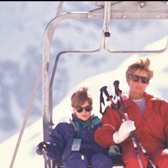 La princesse Diana avec ses fils le prince William et le prince Harry aux sports d'hiver à Lech en Autriche en avril 1991.