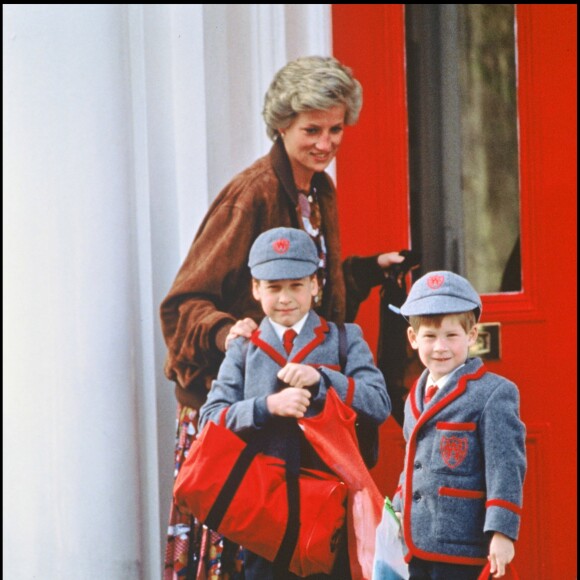 La princesse Diana avec le prince Harry et le prince William partant à l'école à la Wetherby School à Londres en avril 1990.
