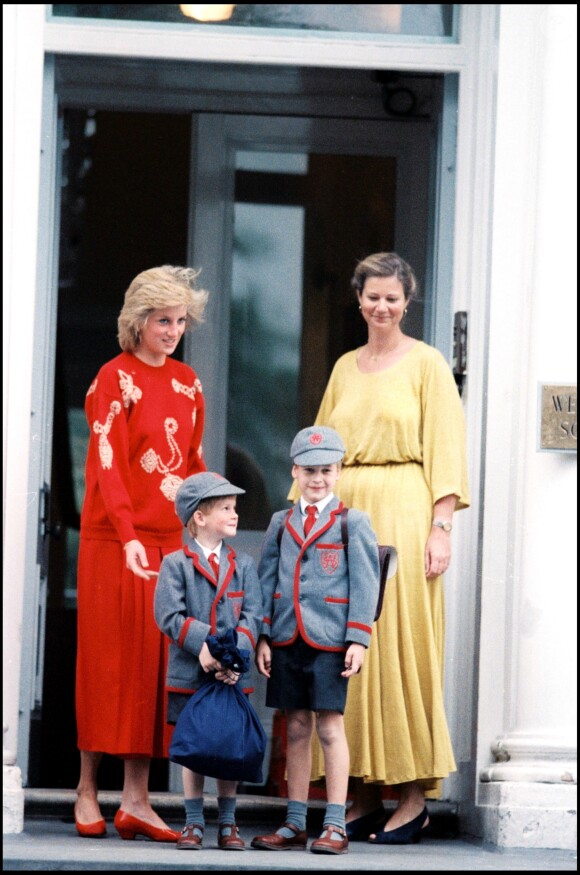 La princesse Diana avec le prince Harry et le prince William le jour de leur rentrée à la Wetherby School à Londres en septembre 1989.