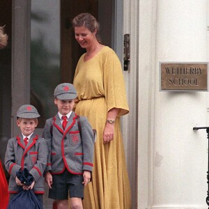 La princesse Diana avec le prince Harry et le prince William le jour de leur rentrée à la Wetherby School à Londres en septembre 1989.