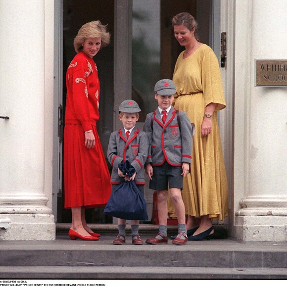 La princesse Diana avec le prince Harry et le prince William le jour de leur rentrée à la Wetherby School à Londres en septembre 1989.