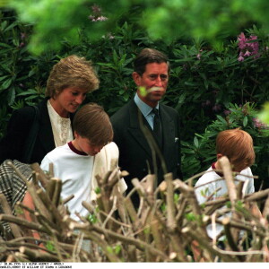La princesse Diana, le prince Charles, William et Harry en juin 1995 à Ludgrove.