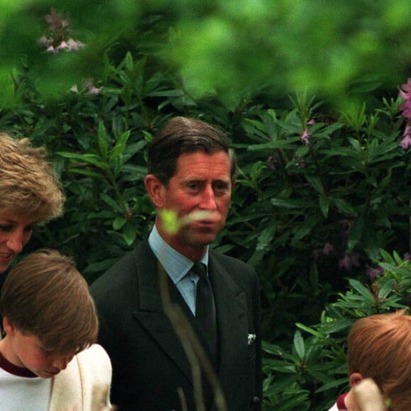 La princesse Diana, le prince Charles, William et Harry en juin 1995 à Ludgrove.