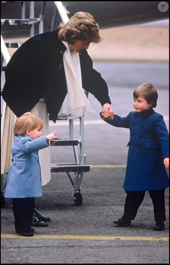 La princesse Diana en 1986 à Aberdeen avec le prince Harry et le prince William.