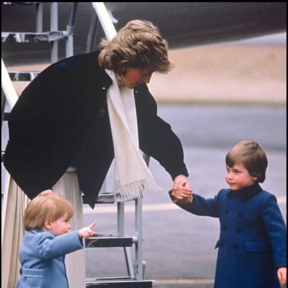 La princesse Diana en 1986 à Aberdeen avec le prince Harry et le prince William.