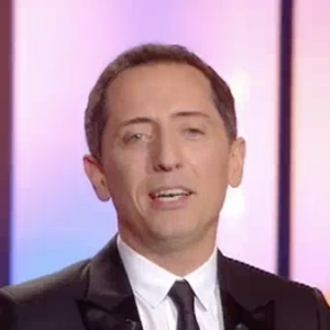 Cyril Hanouna a fait une apparition dans le "Saturday Night Live de Gad Elmaleh" sur M6, le 5 janvier 2017. Le présentateur était donc "en direct" sur deux chaînes à la fois ! Explications...