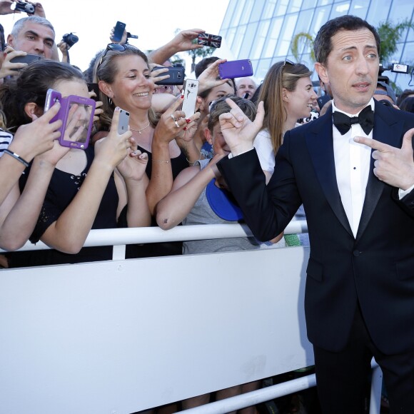 Gad Elmaleh rencontre ses fans lors de la montée des marches du film "Elle" lors du 69e Festival International du Film de Cannes. Le 21 mai 2016. © Olivier Borde-Cyril Moreau/Bestimage