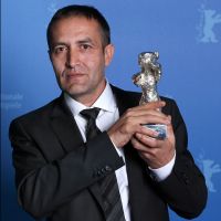 Nazif Mujic, acteur rom primé à Berlin, obligé de vendre son Ours pour survivre