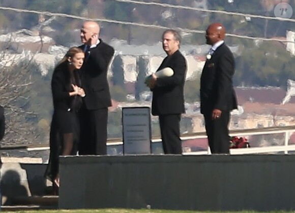 Billie Lourd, Todd Fisher - Funérailles de Carrie Fisher et de sa mère Debbie Reynolds au cimetière Forest Lawn d'Hollywood Hills à Los Angeles, Californie, Etats-Unis, le 6 janvier 2017.