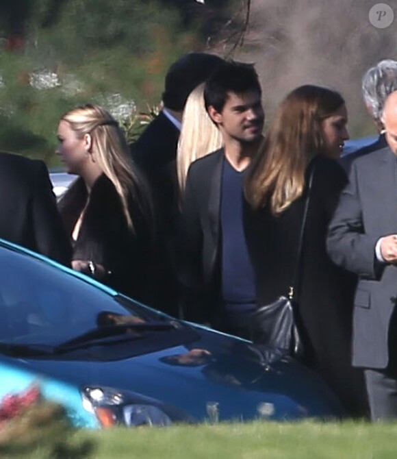 Billie Lourd et son compagnon Taylor Lautner - Funérailles de Carrie Fisher et de sa mère Debbie Reynolds au cimetière Forest Lawn d'Hollywood Hills à Los Angeles, Californie, Etats-Unis, le 6 janvier 2017.