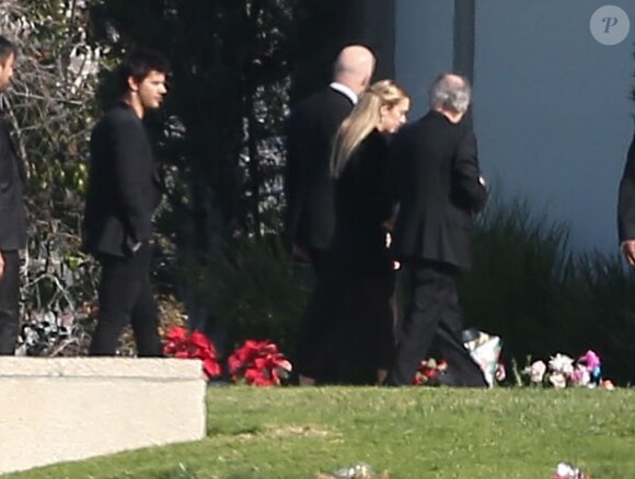 Billie Lourd, son compagnon Taylor Lautner et Todd Fisher - Funérailles de Carrie Fisher et de sa mère Debbie Reynolds au cimetière Forest Lawn d'Hollywood Hills à Los Angeles, Californie, Etats-Unis, le 6 janvier 2017.