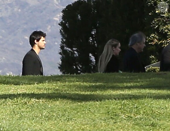 Billie Lourd, son compagnon Taylor Lautner et Todd Fisher - Funérailles de Carrie Fisher et de sa mère Debbie Reynolds au cimetière Forest Lawn d'Hollywood Hills à Los Angeles, Californie, Etats-Unis, le 6 janvier 2017.