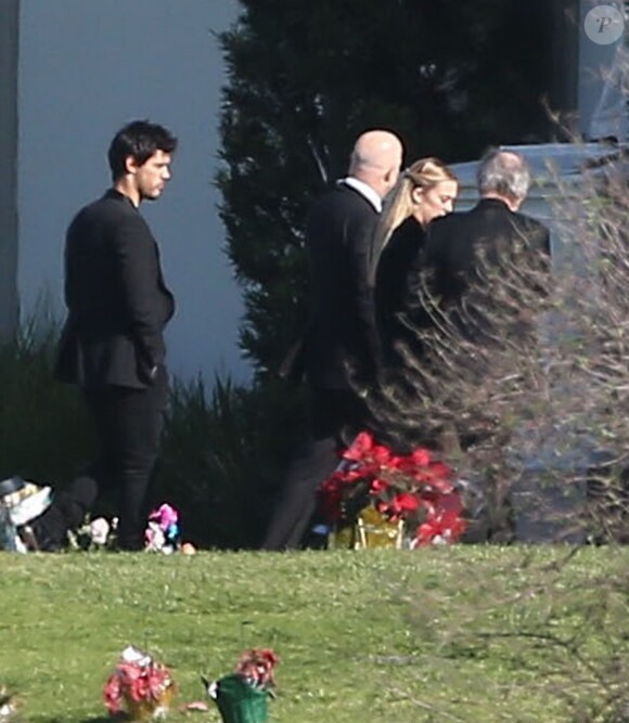 Billie Lourd, son compagnon Taylor Lautner et Todd Fisher - Funérailles de Carrie Fisher et de sa mère Debbie Reynolds au cimetière Forest Lawn d'Hollywood Hills à Los Angeles, Californie, Etats-Unis, le 6 janvier 2017.