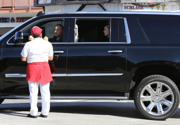 Billie Lourd et Taylor Lautner vont déjeuner au In-N-Out après les funérailles de Carrie Fisher et de sa mère Debbie Reynolds à Los Angeles, Californie, Etats-Unis, le 6 janvier 2017.
