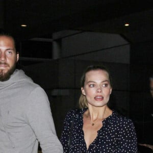 Margot Robbie et son mari Tom Ackerley arrivent à l'aéroport de LAX à Los Angeles, le 2 janvier 2017.