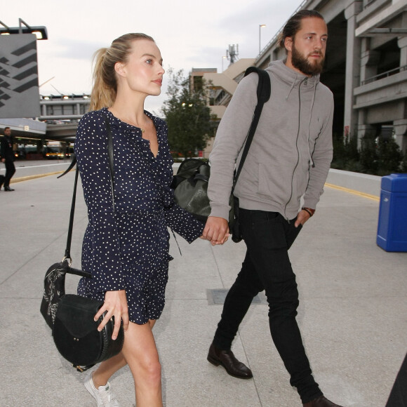 Margot Robbie et son mari Tom Ackerley arrivent à l'aéroport de LAX à Los Angeles, le 2 janvier 2017.