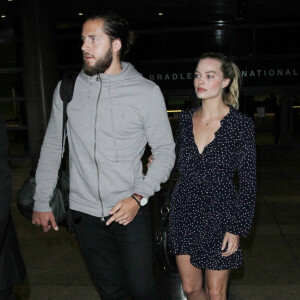 Margot Robbie et son mari Tom Ackerley arrivent à l'aéroport de LAX à Los Angeles, le 2 janvier 2017.