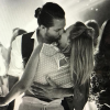 Tom Ackerley embrasse Margot Robbie (photo postée le 3 décembre 2016)