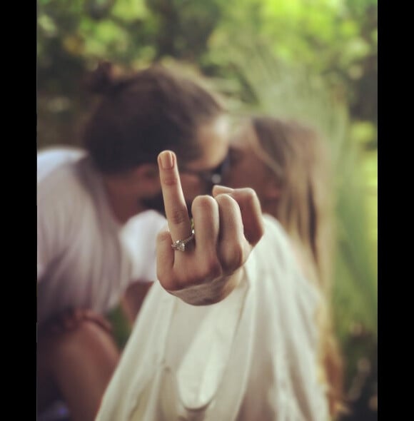 Tom Ackerley et Margot Robbie confirmant leur mariage sur Instagram le 19 décembre 2016