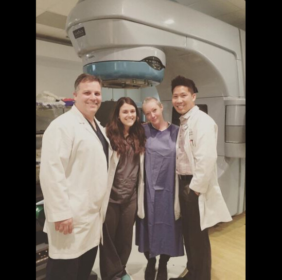 Shannen Doherty posent avec ses médecins alors qu'elle a fini les rayons, Instagram, le 6 janvier 2017