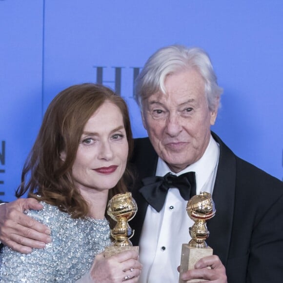 Isabelle Huppert et Paul Verhoeven (réalisateur "Elle") - Press Room lors de la 74ème cérémonie annuelle des Golden Globe Awards à Beverly Hills, Los Angeles, Californie, Etats-Unis, le 8 janvier 2017. © Olivier Borde/Bestimage