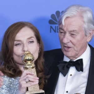 Isabelle Huppert et Paul Verhoeven (réalisateur "Elle") - Press Room lors de la 74ème cérémonie annuelle des Golden Globe Awards à Beverly Hills, Los Angeles, Californie, Etats-Unis, le 8 janvier 2017. © Olivier Borde/Bestimage