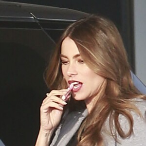 Sofia Vergara mange un sucre d'Orge en faisant du shopping sur Saks Fifth Avenue à Beverly Hills, le 6 décembre 2016