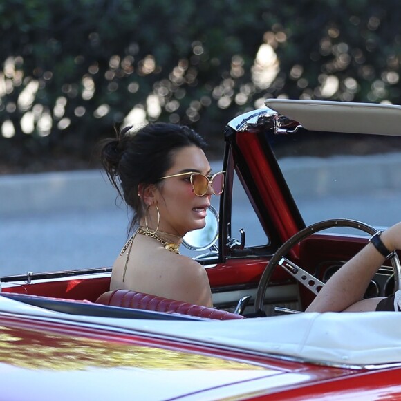 Kendall Jenner et Derek Blasberg tournent un reportage pour CNN Style. Los Angeles, le 10 novembre 2016.