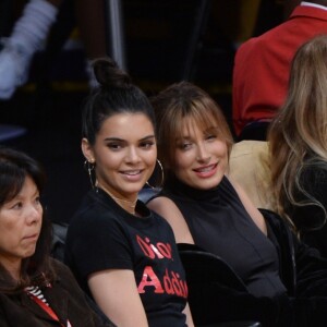 Kendall Jenner et Hailey Baldwin au Staples Center. Los Angeles, le 3 janvier 2017.