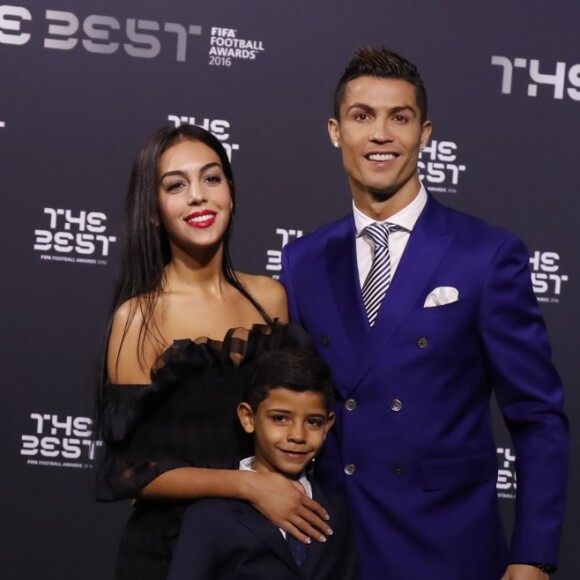 Cristiano Ronaldo, son fils Cristiano Jr et sa compagne Georgina Rodriguez au photocall des FIFA Football Awards à Zurich le 9 janvier 2017.