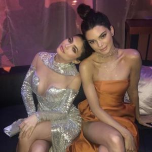 Kylie et Kendall Jenner à la soirée post-Golden Globes du groupe NBCUniversal. Los Angeles, le 8 janvier 2017.