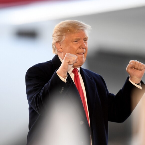 Donald Trump en meeting devant son avion de campagne à Wilmington dans l'Ohio le 4 novembre 2016.