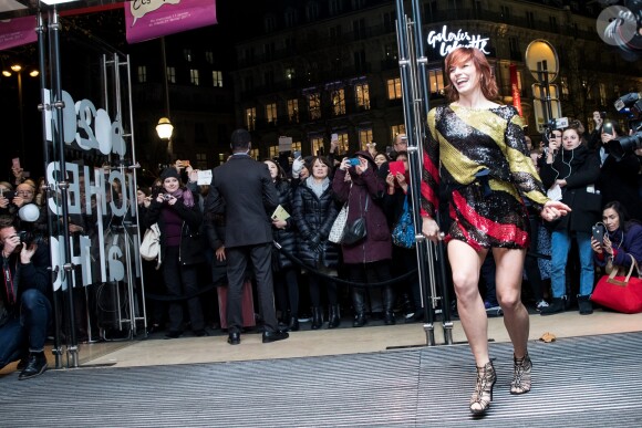 Fauve Hautot - La troupe de "Saturday Night Fever" fait son show à l'occasion du lancement des soldes d’hiver aux Galeries Lafayette à Paris, France, le 11 janvier 2017.