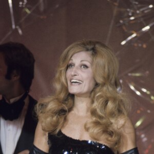 Archives - En France, à Paris, Dalida sur un plateau de télévision le 29 juin 1974.