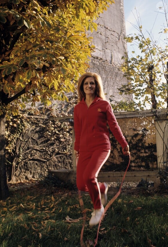 Archives - En France, à Paris, Dalida chez elle sautant à l'élastique en octobre 1973.