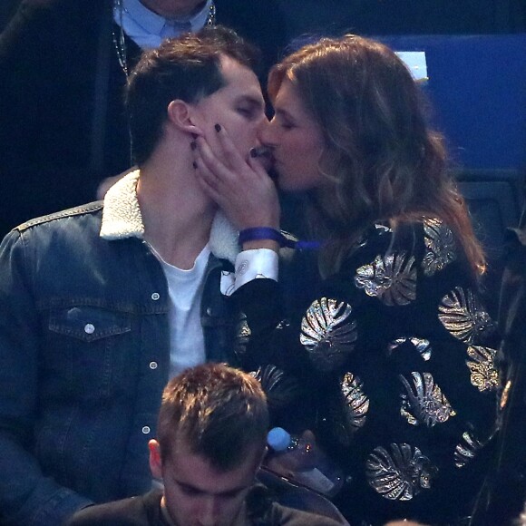 Laury Thilleman et Juan Arbelaez très amoureux lors du match d'ouverture du Mondial de handball 2017, France-Brésil (31-16), à l'AccorHotels Arena à Paris le 11 janvier 2017. © Cyril Moreau/Bestimage