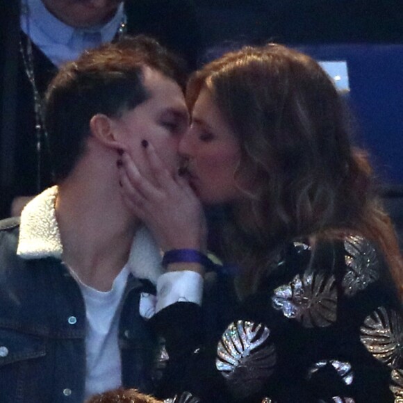 Laury Thilleman et son compagnon Juan Arbelaez très amoureux lors du match d'ouverture du Mondial de handball 2017, France-Brésil (31-16), à l'AccorHotels Arena à Paris le 11 janvier 2017. © Cyril Moreau/Bestimage