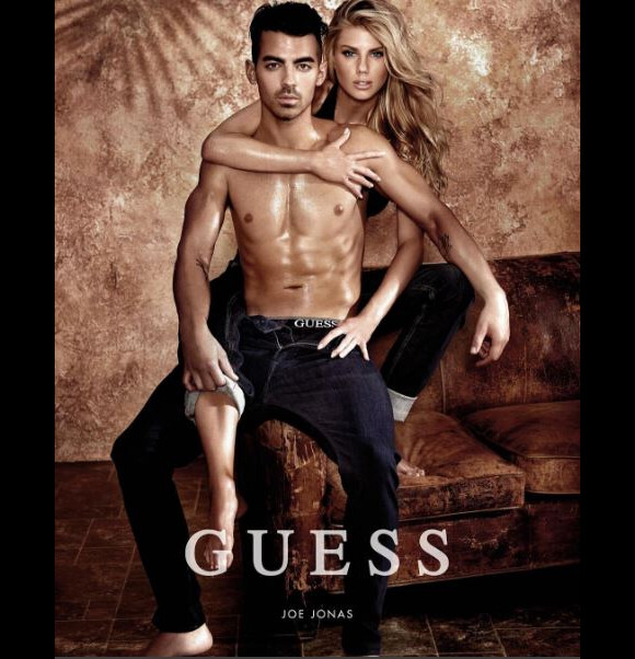 Joe Jonas et Charlotte McKinney figurent sur la nouvelle campagne publicitaire de Guess Underwear. Photo par Yu Tsai.