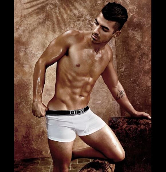 Joe Jonas figure sur la nouvelle campagne publicitaire de Guess Underwear. Photo par Yu Tsai.