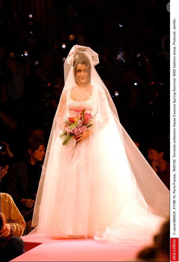 Jenifer défile pour la marque Torrente, collection Haute-Couture printemps-été 2002. Paris, janvier 2002.