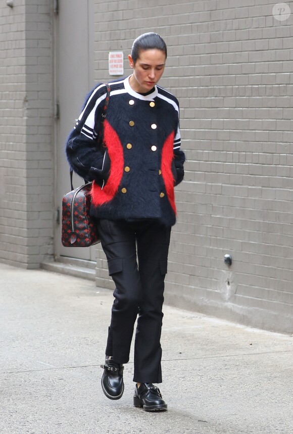 Jennifer Connelly à New York, porte une veste (collection automne-hiver 2016) et un sac (modèle Palm Springs) Louis Vuitton, et des chaussures Balenciaga. Le 12 janvier 2017.