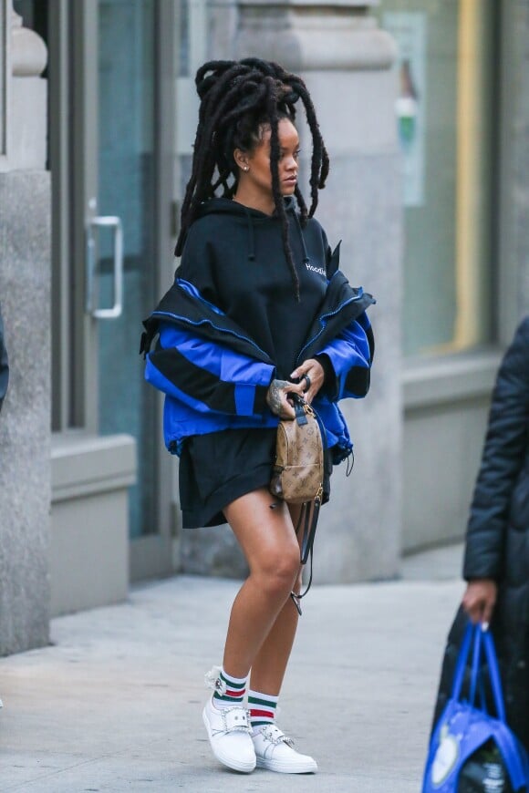 Rihanna à New York, porte une parka Balenciaga (collection automne-hiver 2016), un pull à capuche Vetements, des chaussettes Gucci et des baskets Maison Margiela. La superstar tient un sac à dos Louis Vuitton (modèle Palm Springs Mini). Le 12 janvier 2017.