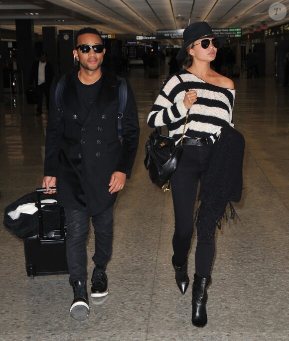 Exclusif - John Legend et sa femme Chrissy Teigen, habillée d'un pull ATM Anthony Thomas Melillo, d'un jean Frame et de chaussures Isabel Marant, arrivent à l'aéroport de Washington. Le 6 janvier 2017.