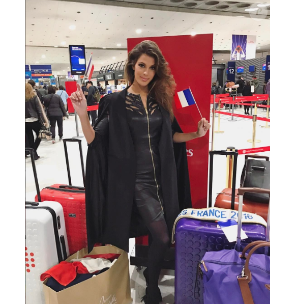 Iris Mittenaere à l'aéroport CDG de Paris le 12 janvier 2017.