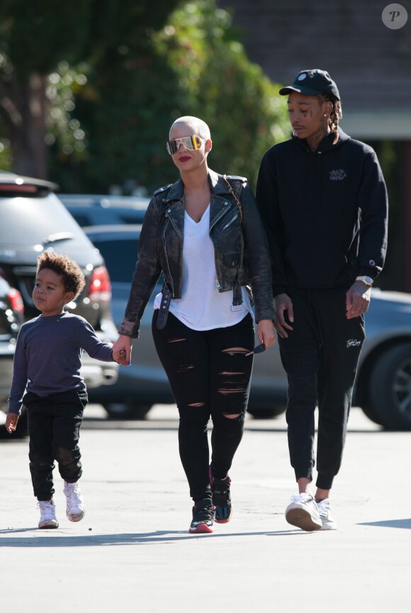 Merci de flouter le visage des enfants avant publication - Amber Rose avec Wiz Khalifa et leur fils Sebastian Taylor Thomaz à Los Angeles, le 23 novembre 2016.