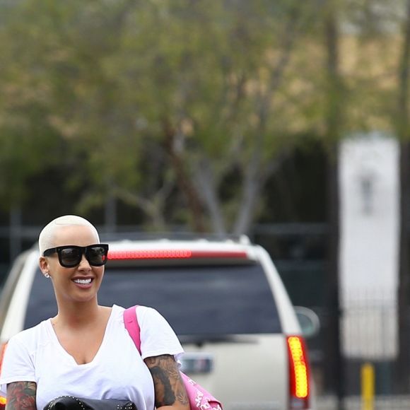 Amber Rose est allée visiter une musée avec son fils Sebastian Thomaz et des amis à Los Angeles, le 19 novembre 2016