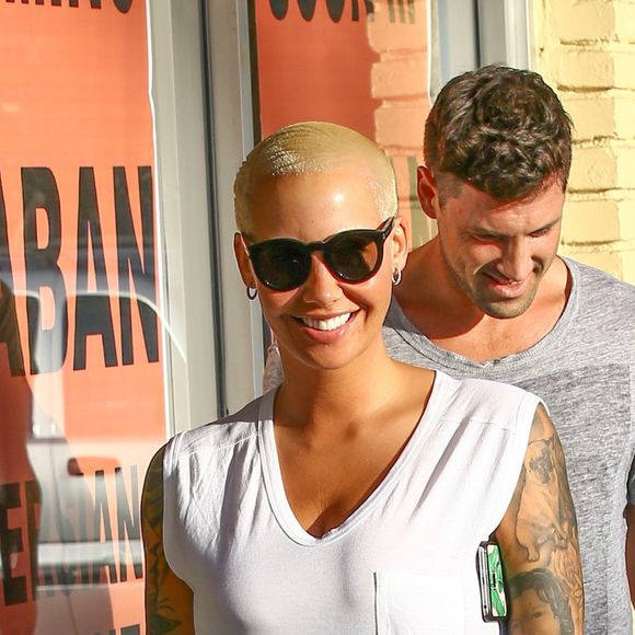 Exclusif - Amber Rose se balade avec un jeune inconnu dans les rues de Studio City. Les 2 amis ont pris des selfies avec des fans avant de monter dans une jeep. Le 22 septembre 2016