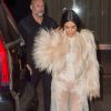 Kim Kardashian porte une robe longue transparente à son arrivée au Metropolitan Museum of Art à New York le 16 janvier 2017.