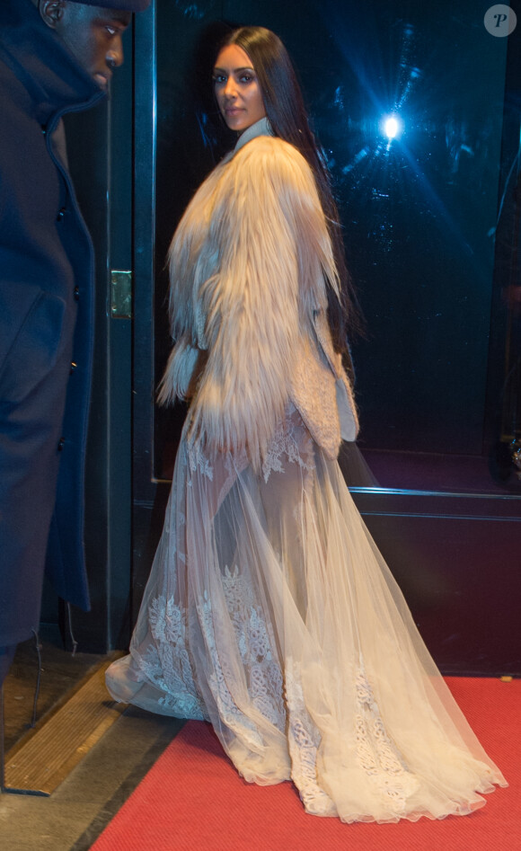 Kim Kardashian porte une robe longue transparente à son arrivée au Metropolitan Museum of Art à New York le 16 janvier 2017